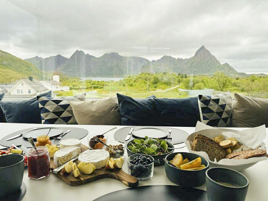 Frokostbord i villaen.