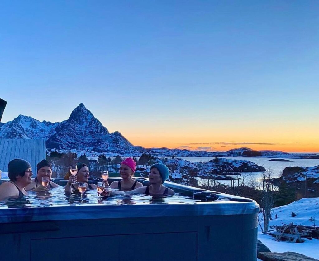 Gjester i jacuzzien på vinterstid i villaen på Tindsøya.