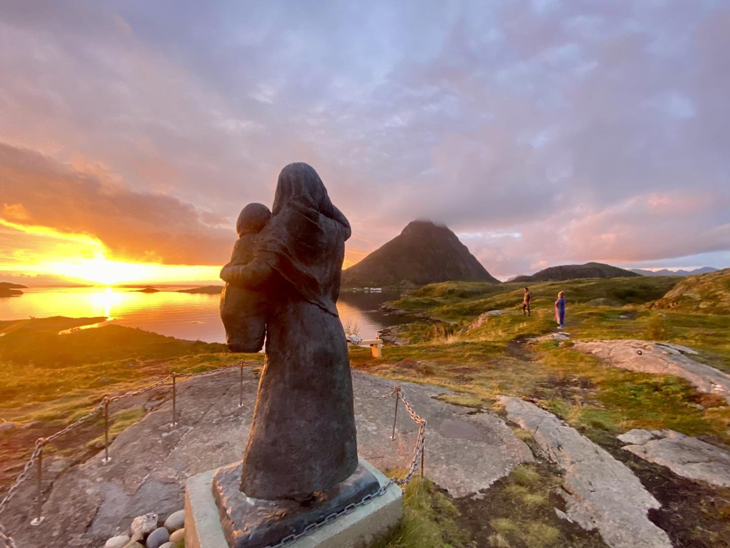 Skulpturen Anna i nydelig kveldssol