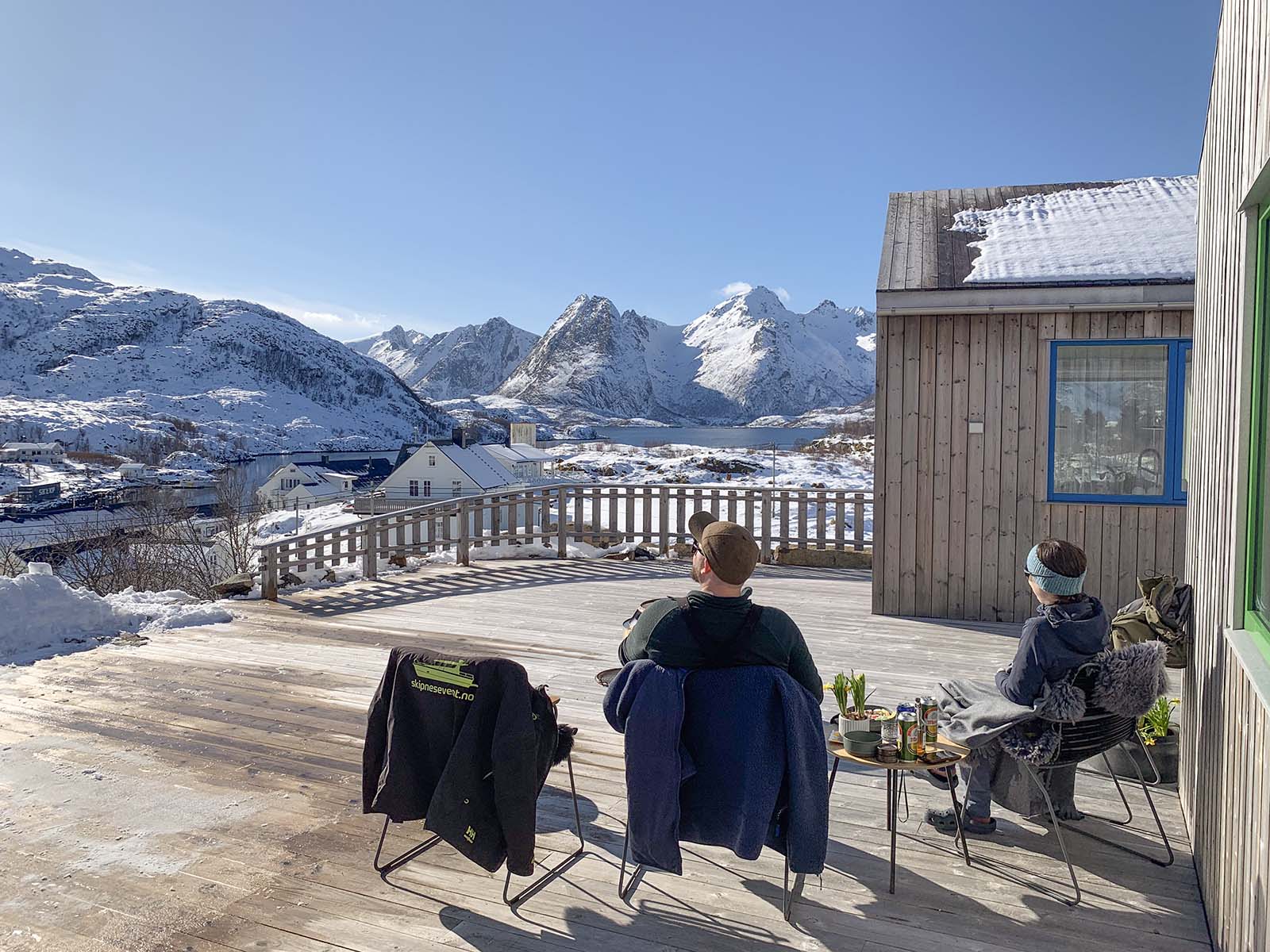 Gjester sitter og slapper av på terrassen i villaen på Skipnes.