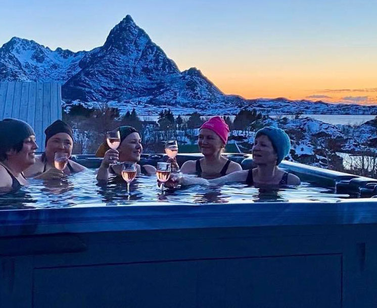 Gjester i jacuzzien på vinterstid i villaen på Tindsøya.