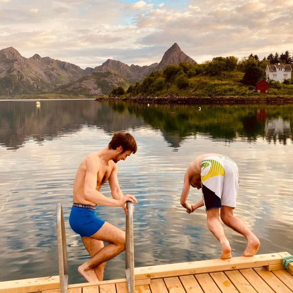 To gutter hopper i vannet fra brygga på Skipnes.