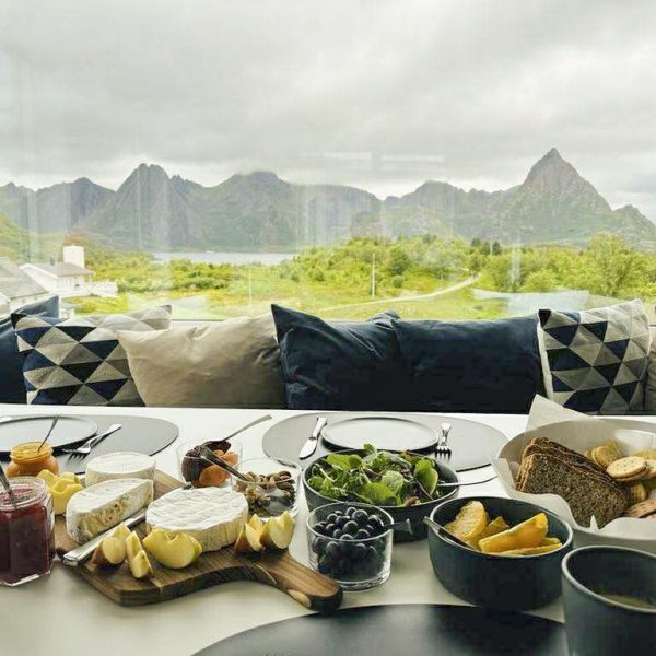 Frokostbord i villaen.