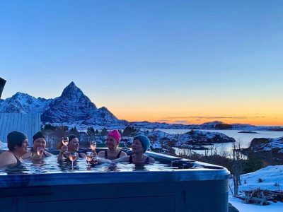 Gjester i jacuzzien på vinterstid i villaen på Tindsøya.