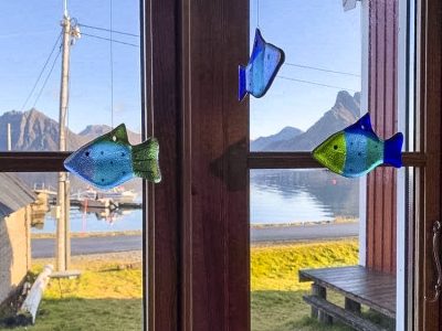 Utsmykning fisk som henger i vinduet.