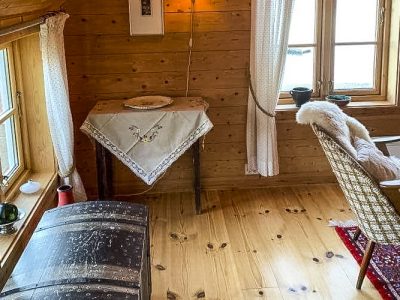 Oppholdsrom i rorbuen.