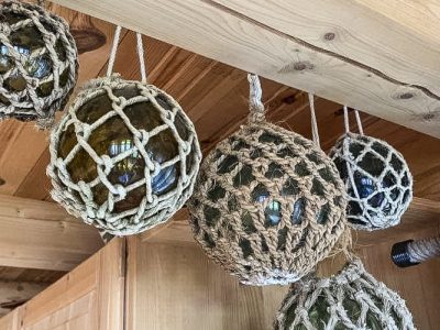 Kuler henger fra loftet i rorbuen.